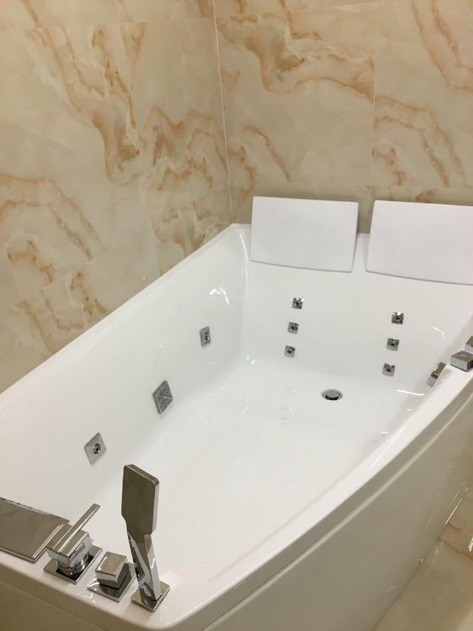 4-Room Jacuzzi Apartment Lviv Exterior foto